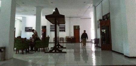 LENGANG : Suasana kantor DPRD Sumenep, Selasa (31/3) tampak sepi, dan tidak ada aktifitas yang menunjol dibandingkan pada hari-hari sebelumnya. (Faisal/SUMENEP)