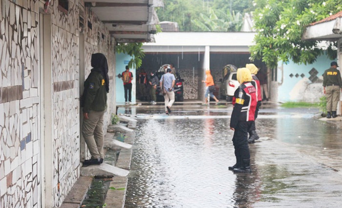 Petugas gabungan saat menyisir salah satu penginapan. Foto: ist