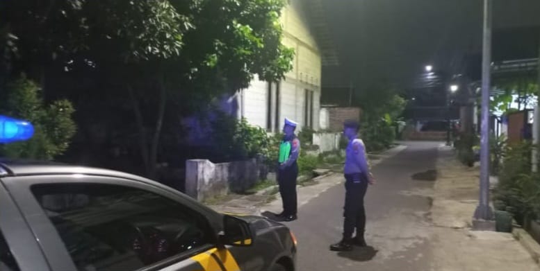 Tim saat melakukan pengecekan lingkungan. Foto: Hendro Suhartono.