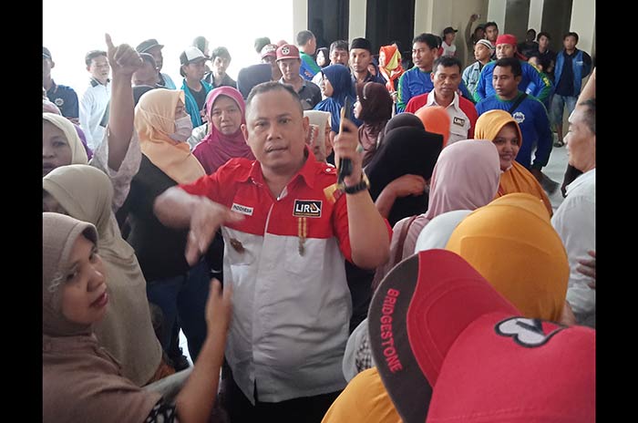 Ayik di tengah kerumunan buruh yang hadir saat sidang di PN. 