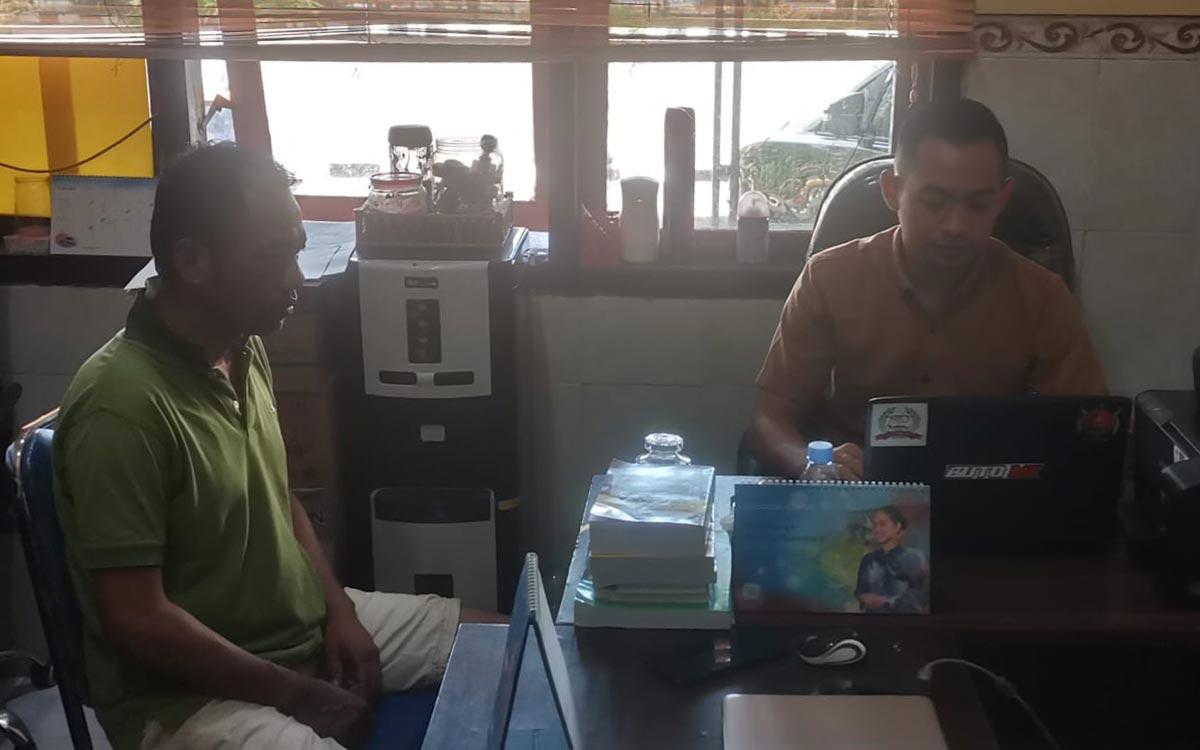 Suhari, pelaku pembacokan saat diperiksa Penyidik Polres Sampang. Foto: Ist/ Humas Polres Sampang/ BANGSAONLINE