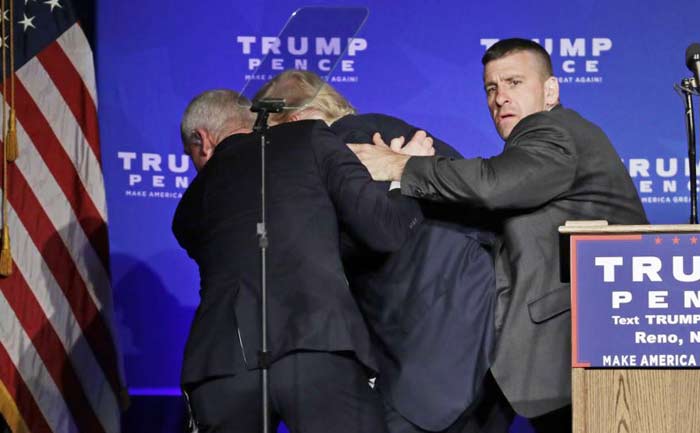 Agen Secret Service mengungsikan capres Donald Trump dari panggung.