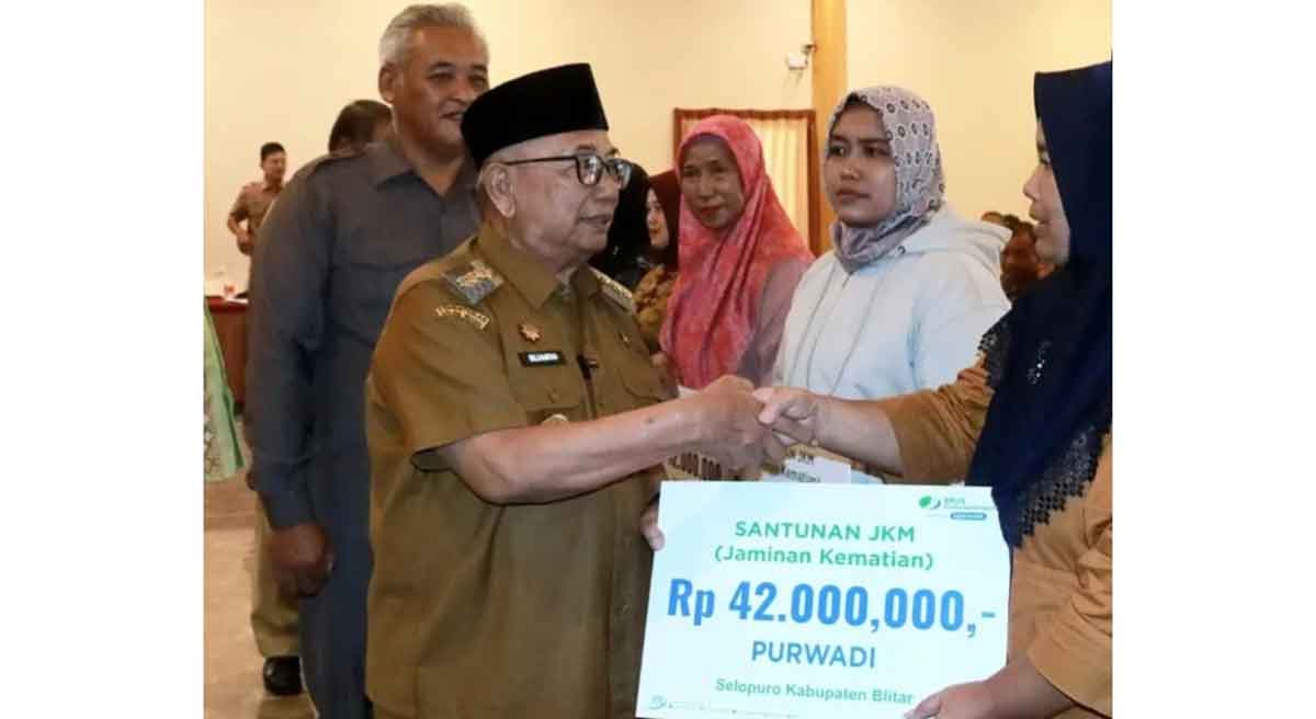 Bupati Blitar saat menyerahkan bantuan untuk petani.