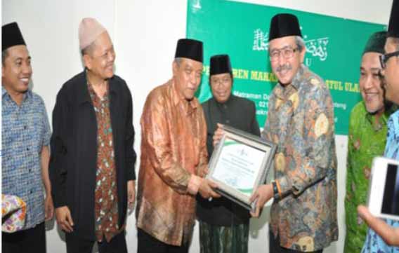 PENGHARGAAN: Ketua Umum PBNU KH Said Aqil Siradj saat menyerahkan piagam penghargaan kepada Hermanto Dardak, dalam peresmian Pesantren Mahasiswa NU II Jakarta (23/11). foto: istimewa