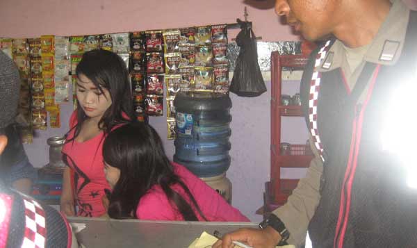 Petugas Satpol PP saat menggerebek kafe remang-ramang. foto: syuhud/ BANGSAONLINE