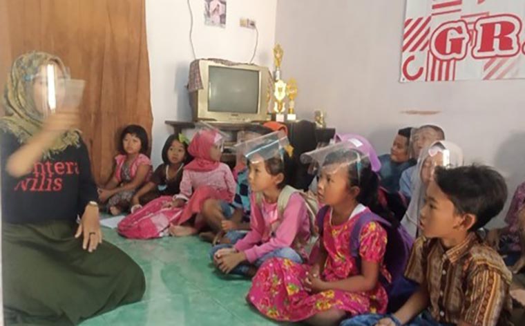 Saat proses belajar mengajar di Rumah Baca Lentera Wilis, Desa Joho, Kecamatan Semen. (foto: Kominfo)