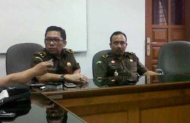 Kasipidsus Kejari Batu, Jendra Firdaus (kanan), dan Kasi Intel, Agung Wibowo.
