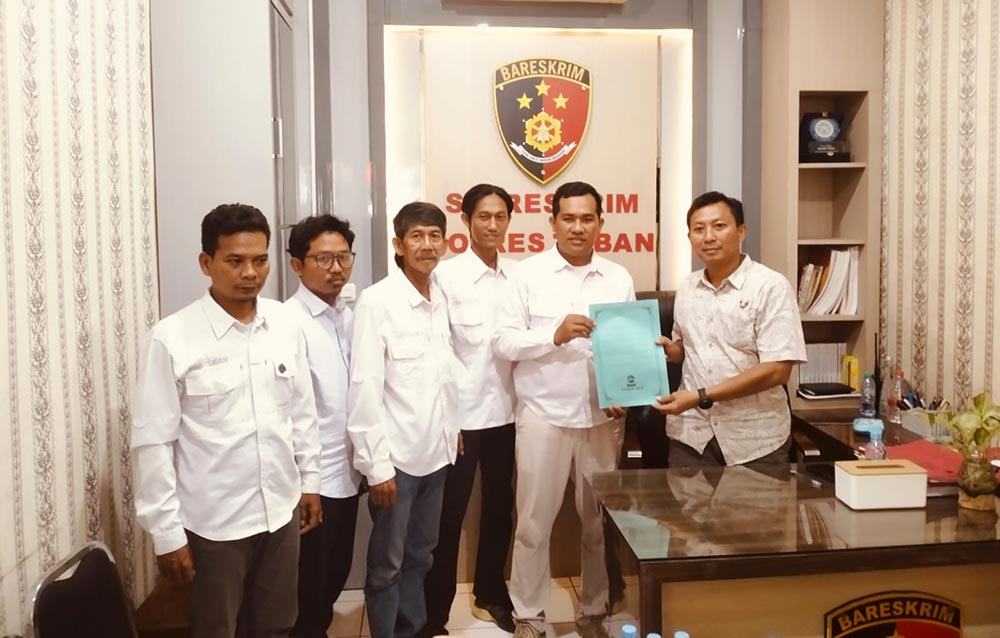 Ketua PWI Kabupaten Tuban Suwandi (dua dari kanan) bersama pengurus lainnya menyerahkan lampiran barang bukti dugaan pencemaran nama baik oleh oknum wartawan berinisial SR saat melapor ke Satreskrim Polres Tuban. 