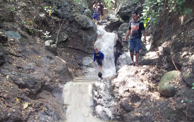 Pengunjung berada di air terjun tingkat ke-4. foto: BANGSAONLINE