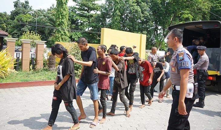 12 remaja yang kedapatan mabuk lem dan miras digelandang ke Mapolres Probolinggo Kota.