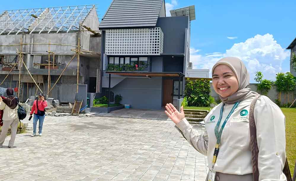 Sales Koordinator The Hermawan Village, Rofidatur Rosidah, menunjukan salah satu rumah tipe Boulevard yang siap huni. Foto: Muji Harjita/Bangsaonline.