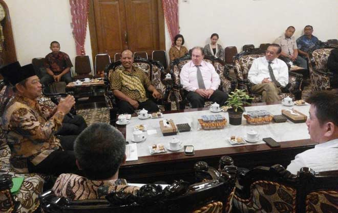 SIMBOLIS: Bupati Sidoarjo H Saiful Ilah saat bertemu delegasi pengusaha Inggris, Mr Chris Wren didampingi Kadin Jatim, di Pendopo Delta Wibawa, Jumat (23/9). foto: MUSTAIN/ BANGSAONLINE