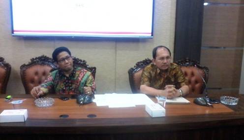 Ketua DPRD Jawa Timur, Abdul Halim Iskandar (kiri) didampingi Ketua Komisi A DPRD Jatim, Freddy Poernomo. Saat memberi keterangan kepada wartawan (4/3). foto: Didi Rosadi/BangsaOnline.com