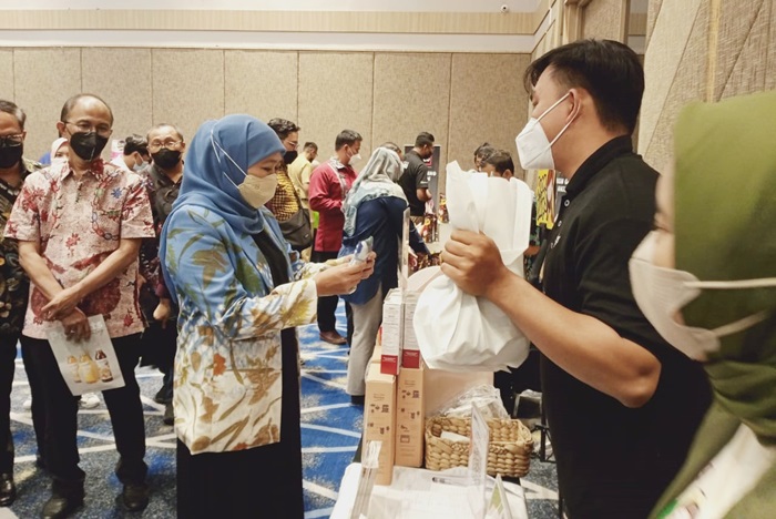 Gubernur Khofifah saat meninjau salah satu stan pada gelaran East Java Halal Agro Industry Festival, Selasa (20/9/2022).. foto: DEVI FITRI AFRIYANTI/BANGSAONLINE