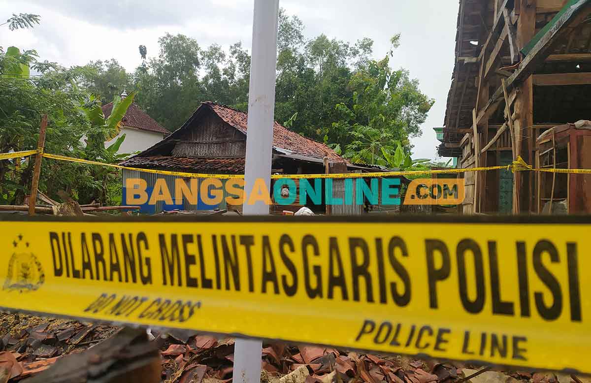 Garis polisi pada area bor sumur yang mengeluarkan api di Sampang. Foto: MUTAMMIM/BANGSAONLINE
