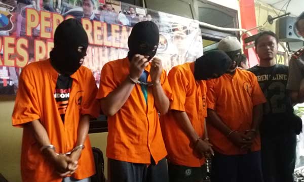 Empat tersangka penjambret polisi yang ditangkap Polres Tanjung Perak Surabaya. foto: ekoyono/ BANGSAONLINE