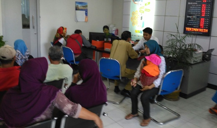 Para nasabah BRI saat mendatangi kantor BRI unit Ngadiluweh. Foto: Arif Kurniawan/BANGSAONLINE
