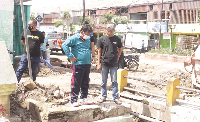 Plt Bupati Marhaen sidak ke lokasi pengerjaan pedestrian tahap II yang menjadi sorotan.