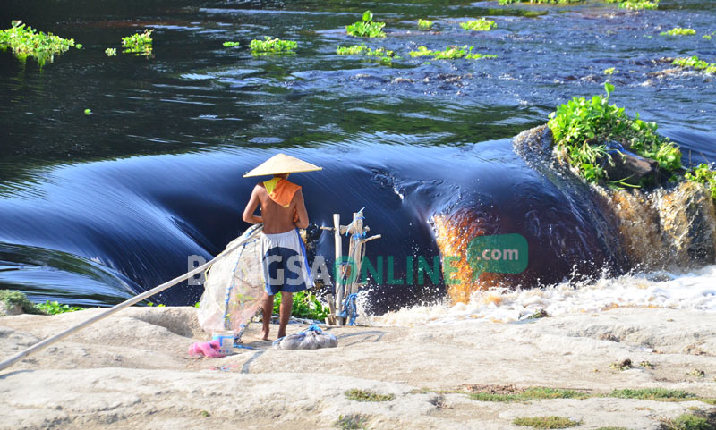 FOTO: "Niagara Mini" Tercemar Limbah Industri