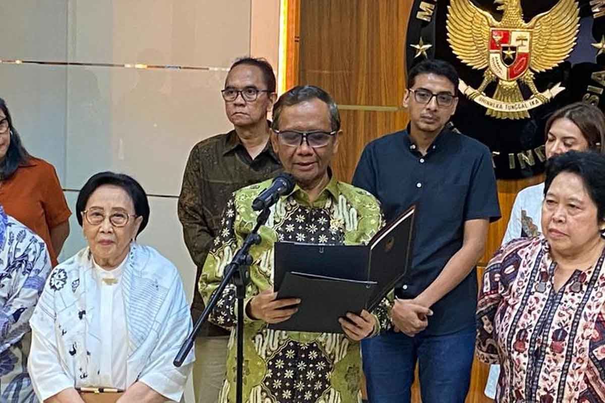 Menteri Koordinator Bidang Politik, Hukum, dan Keamanan (Menko Polhukam) Mahfud MD saat konferensi pers usai rapat dengan Tim Percepatan Reformasi Hukum di Kantor Kemenko Polhukam, Jakarta, Jumat (9/6/2023). Foto: KOMPAS.com