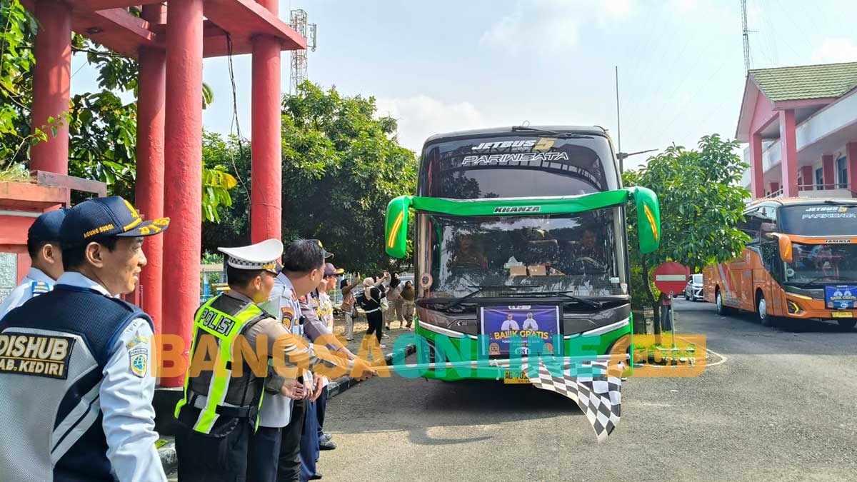 Kepala Dishub Kabupaten Kediri, M. Nizam Subekhi, bersama Kapolsek Ngasem, Ipda Heri Priyadi, saat memberangkatkan bus balik gratis. Foto: MUJI HARJITA/BANGSAONLINE