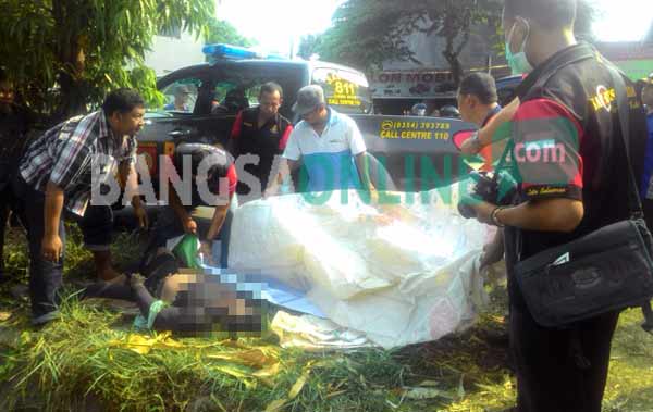 Petugas saat melakukan evakuasi jenazah korban untuk dibawa ke rumah sakit Bhayangkara Kediri. foto: dendi martoni/BANGSAONLINE