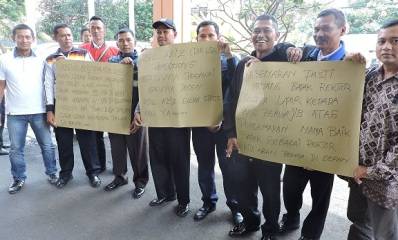 Karyawan UIN Maliki Malang saat melakukan aksi demo di halaman PN Malang. (Iwan Irawan/BANGSAONLINE)
