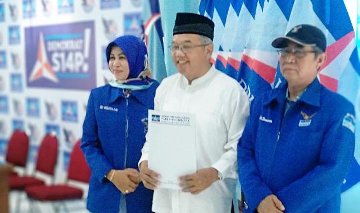 Sudjatno saat mengambil formulir pendaftaran calon bupati. (foto: Yuniardi Sutondo/BO)