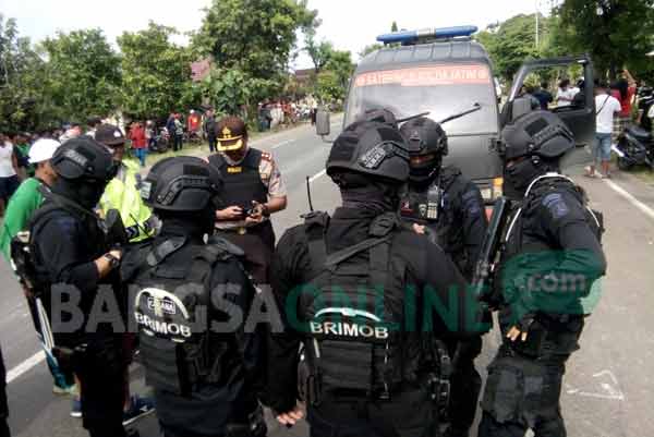 Pasukan Brimob saat akan memburu pelaku. foto: SUWANDI/ BANGSAONLINE