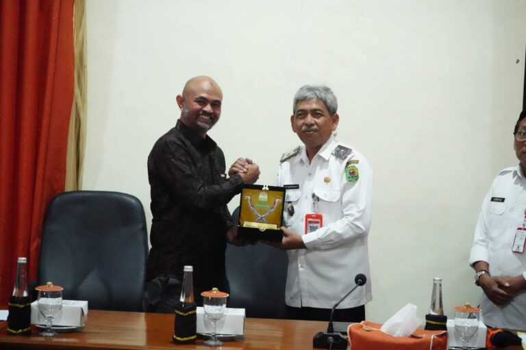 Sekda Trenggalek Edy Supriyanto (kanan) saat bersama pejabat Pemprov Aceh