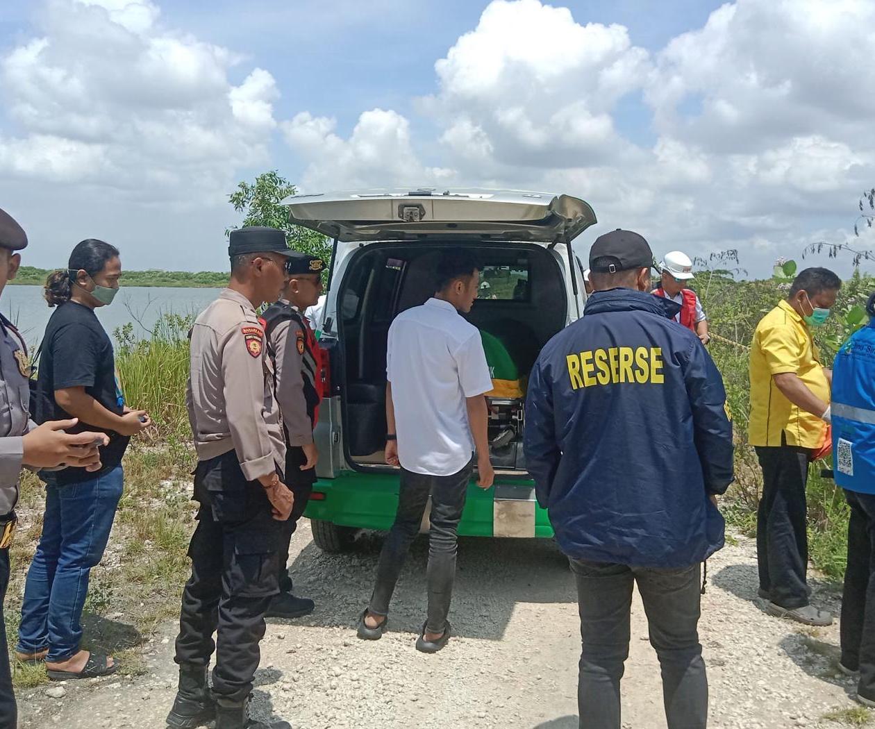 Jasad korban saat dievakusi oleh petugas untuk dibawa ke RSUD Ibnu Sina. FOTO: ist.