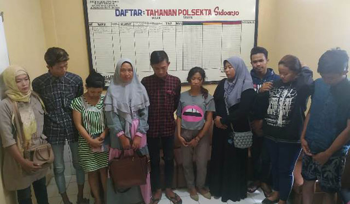 Tiga pasang pelajar dan orang tua mereka di Mapolsek Sidoarjo Kota. Untuk membina mereka Kapolsek Sidoarjo Kota Kompol Supiyan berkodinasi dengan pihak terkait. foto: catur andy/ bangsaonline.com