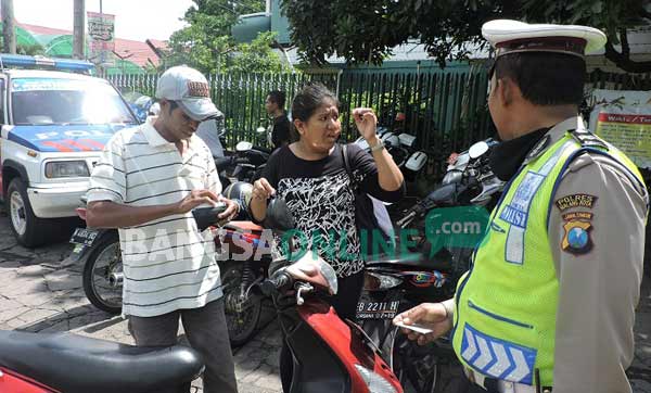 Pengendara sepeda motor, turut terjaring di operasi mobil barang, karena tak pakai helm. foto: iwan irawan/ BANGSAONLINE