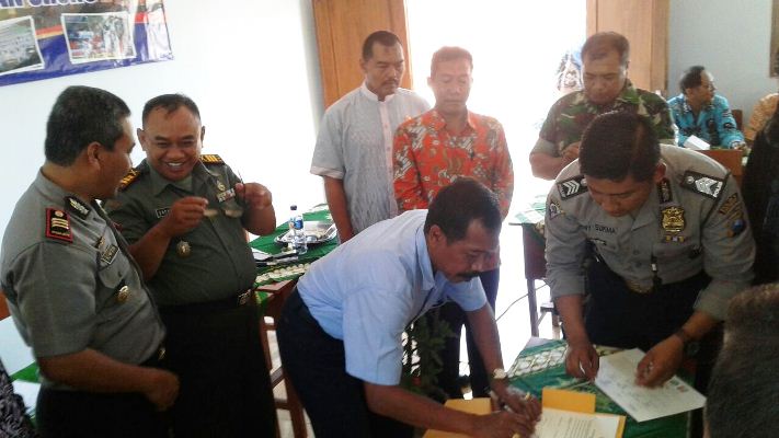 Para wakil sekolah bubuhkan tandatangan janji tidak akan tawuran antar pelajar.  