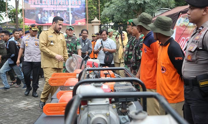 Wali Kota Probolinggo Hadi Zainal Abidin memberikan arahan kepada personel gabungan saat apel kesiapsiagaan penanggulangan bencana.