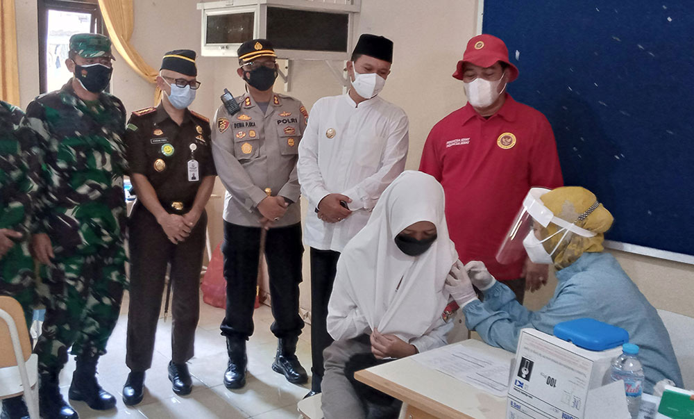 Kepala BIN Jawa Timur Marsma Rudy Iskandar bersama Wali Kota Madiun Maidi dan forkopimda saat meninjau vaksinais di SMA 3 Taruna Angkasa.