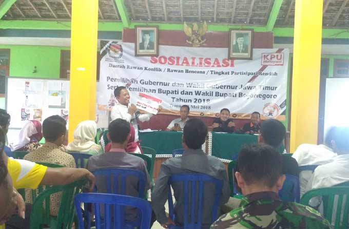 Komisioner KPU Bojonegoro Mustofirin saat sosialisasi Pilgub Jatim dan Pilbup Bojonegoro.
