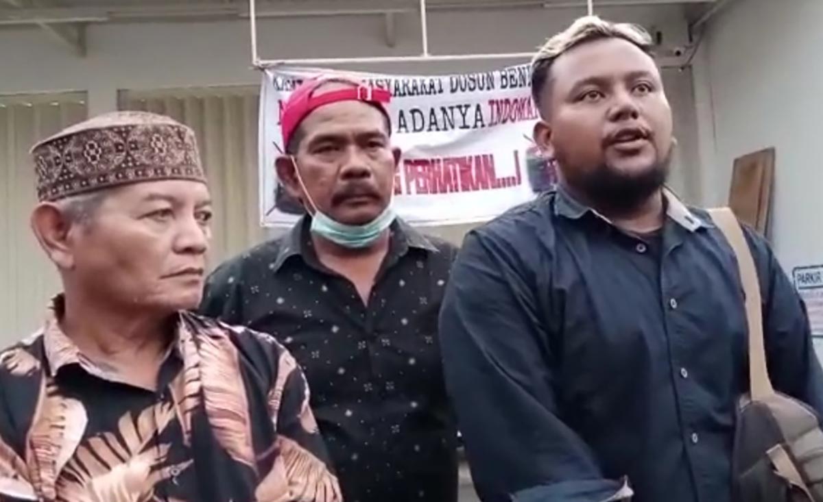 Korlap Aksi Angga Supra Setia (kanan) memberikan keterangan kepada wartawan.