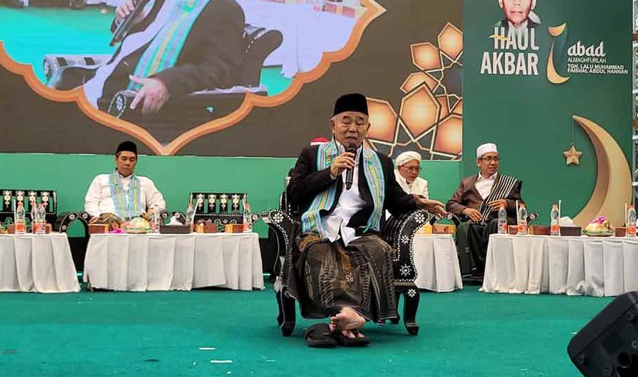Prof. Dr. KH. Asep Saifuddin Chalim, MA, saat memberikan taushiyah di depan ribuan warga NU yang menghadiri Haul Akbar TGH Lalu Muhammad Faishal di lapangan Pendopo Bupati Lombok Tengah, Rabu (23/4/2025). Foto: Bangsaonline