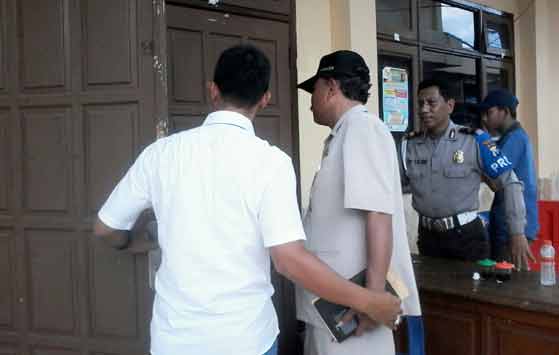Salah satu Kepala Dinas yang hadir dalam pemanggilan Tim KPK di aula Polres Nganjuk. foto: BAMBANG/ BANGSAONLINE