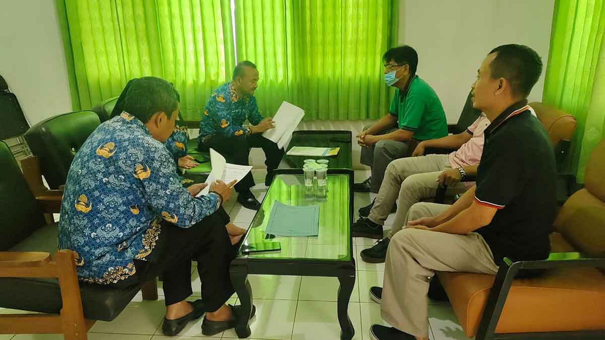 Kepala Disnaker Kabupaten Probolinggo, Saniwar, bersama tim saat sidak di PT Klaseman.