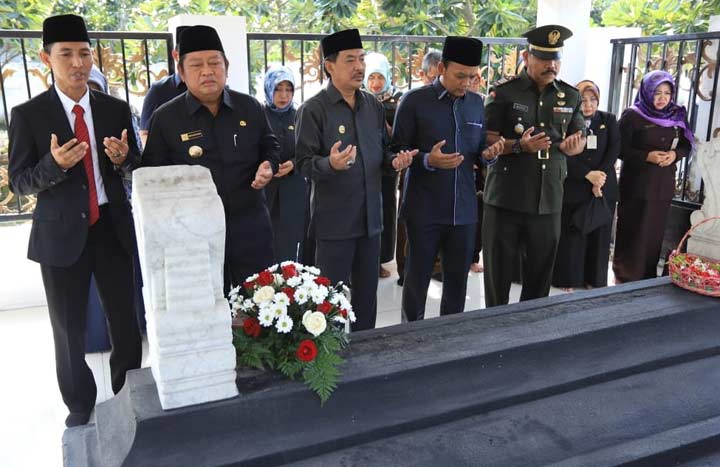 KHUSUK: Bupati, Wabup, dan Ketua DPRD saat berdoa di makam mantan Bupati Sidoarjo, Jumat (1/2). foto: ist
