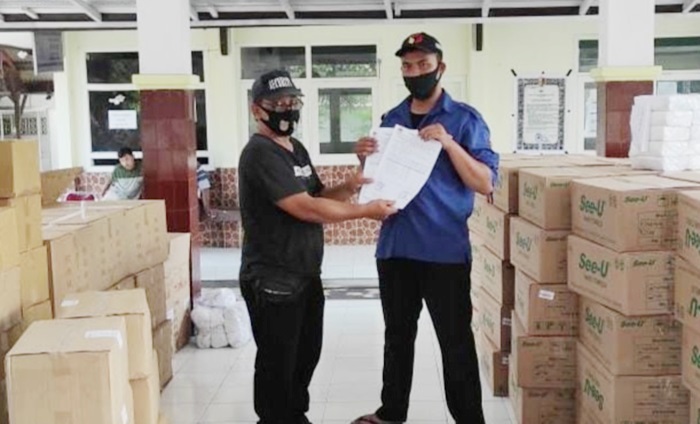 Tim Logistik saat mendistribusikan logistik ke kecamatan, Kamis (19/1). foto: ist.
