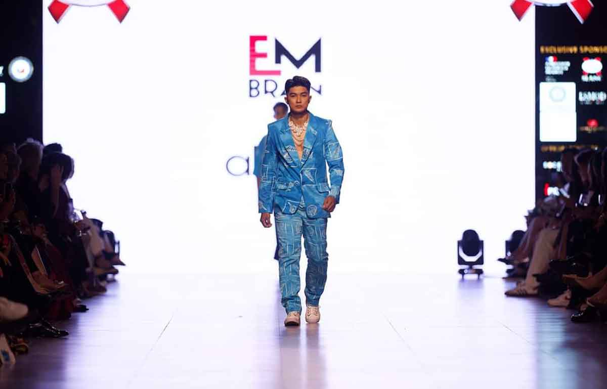 Karya Embran Nawawi, desainer asal Jawa Timur yang tampil di Lao Fashion Week 2024.