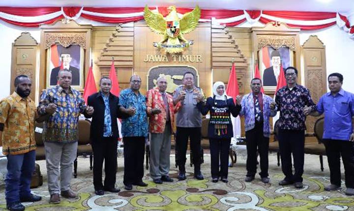 Para pendeta Papua dan Papua Barat bergandengan tangan dengan Gubernur Jawa Timur Khofifah Indar Parawansa di Gedung Grahadi Surabaya, Senin (26/8/2019). foto: istimewa/ bangsaonline.com