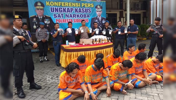 Para tersangka beserta barang bukti saat dirilis di halaman Mapolresta Sidoarjo.