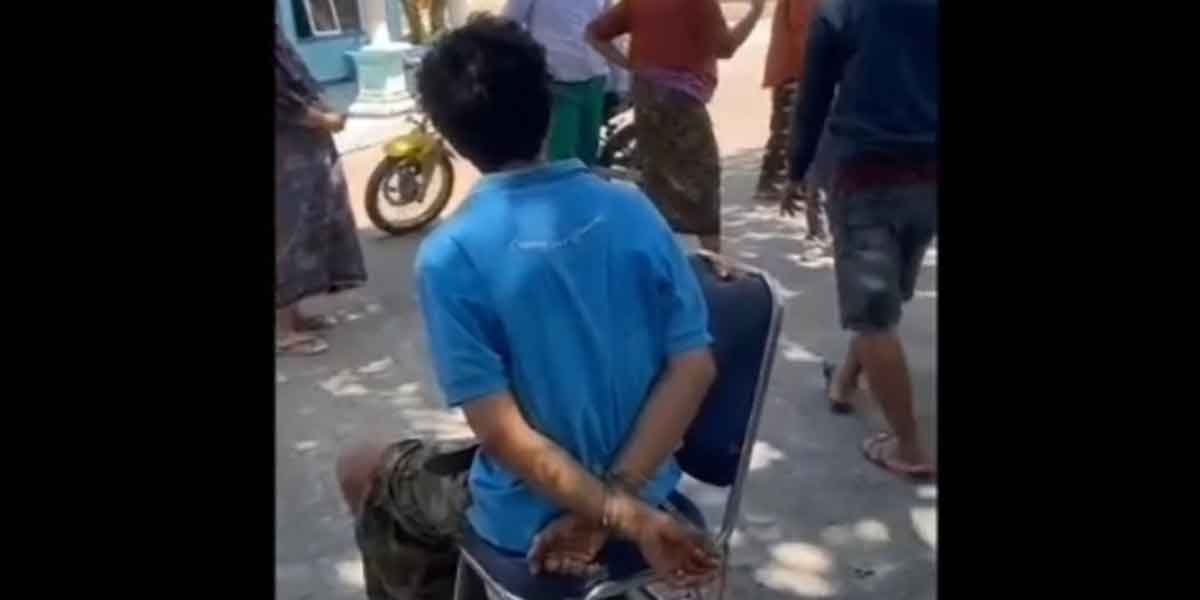 Pelaku saat penganiayaan di Kabupaten Pasuruan saat diamankan warga.