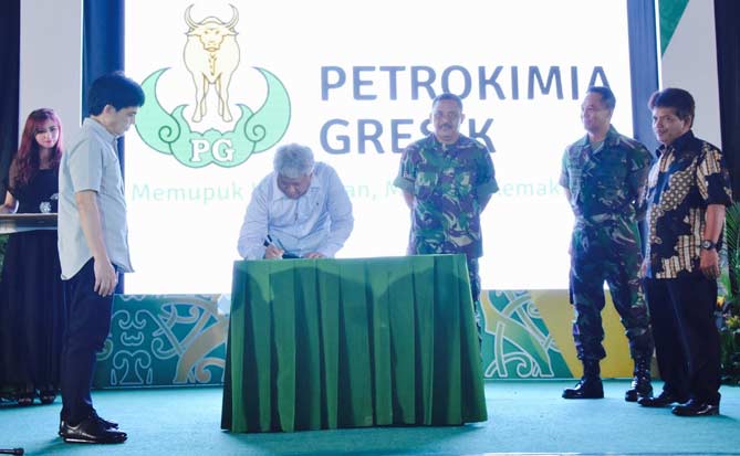 Penandatanganan MoU antara Dirut PG,  Nugroho Christijanto dan Ketua Umum Koperasi Kartika Tanjungpura Kolonel I Ketut Sumerta, disaksikan Dirut PT Pupuk Indonesia (Persero) Aas Asikin Idat dan Pangdam XII Tanjungpura Majyend TNI Andika Perkasa. foto: SYUHUD/ BANGSAONLINE
