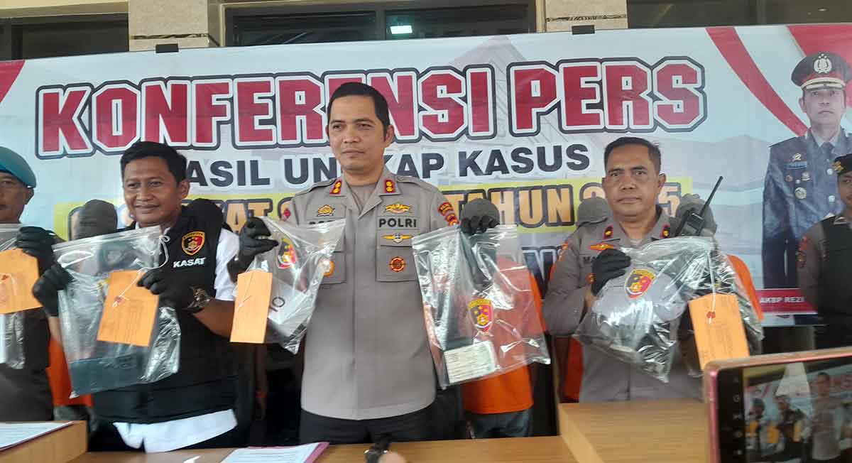 Konferensi pers terkait Operasi Sikat Semeru 2025 di Mapolres Situbondo.
