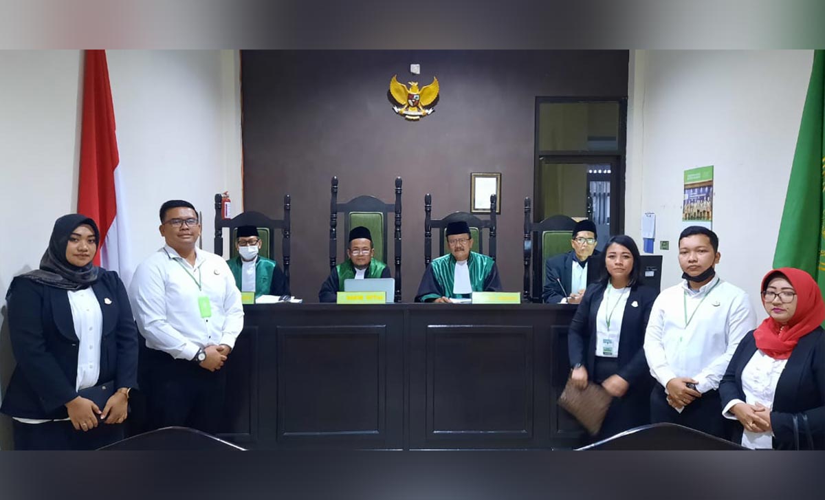 Ketua Tim JPN, Bonard David Yuniarto (dua dari kiri) dan tim saat foto bersama dengan Majelis Hakim PA Kabupaten Kediri usai sidang. Foto: Ist.